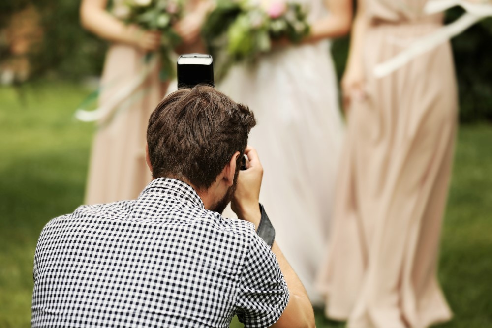 Fotógrafo haciendo fotos a unas damas de honor en un evento social